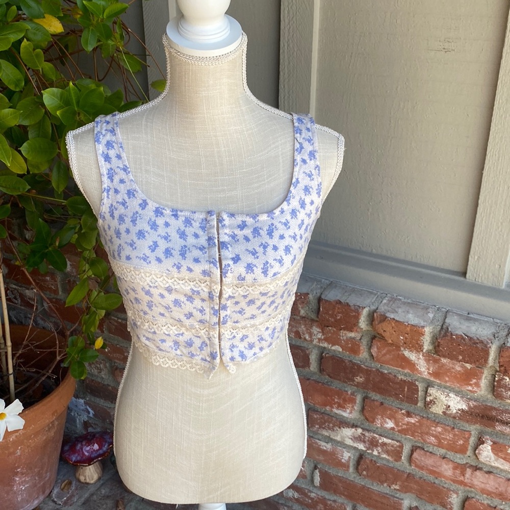 NWT - Free People floral and lace inset crop tank top Size: M